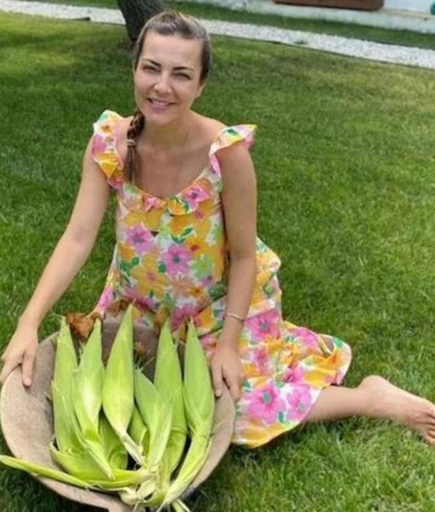 Burcu Kara köy evinde ilk meyvelerini topladı!