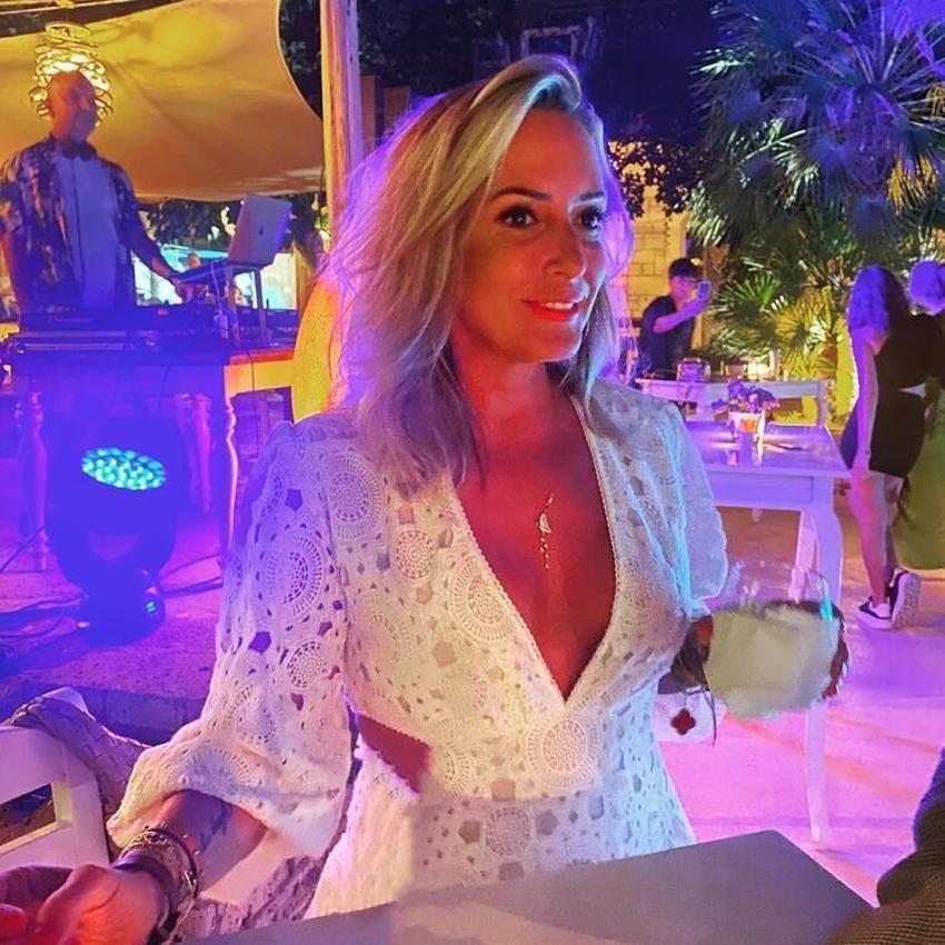 Saba Tümer tekne pozlarıyla adından söz ettirdi!