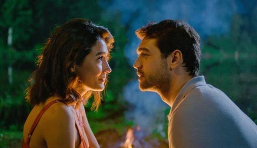  Furkan Andıç ile Aybüke Pusat aşk mı yaşıyor? Sarmaş dolaş anlar... 