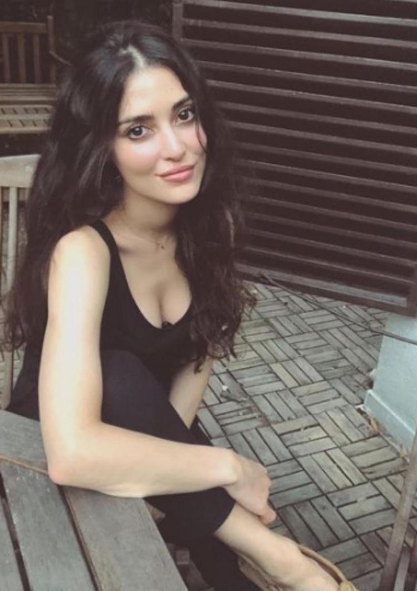 Melike İpek Yalova yatarak poz verdi, sosyal medya yıkıldı