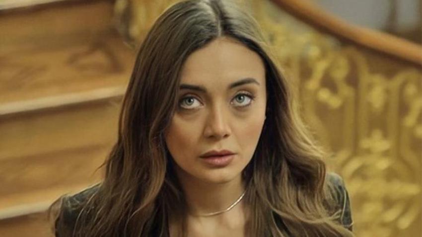 Damla Sönmez tatilin tadını çıkartıyor! Plajda bol bol kitap okudu