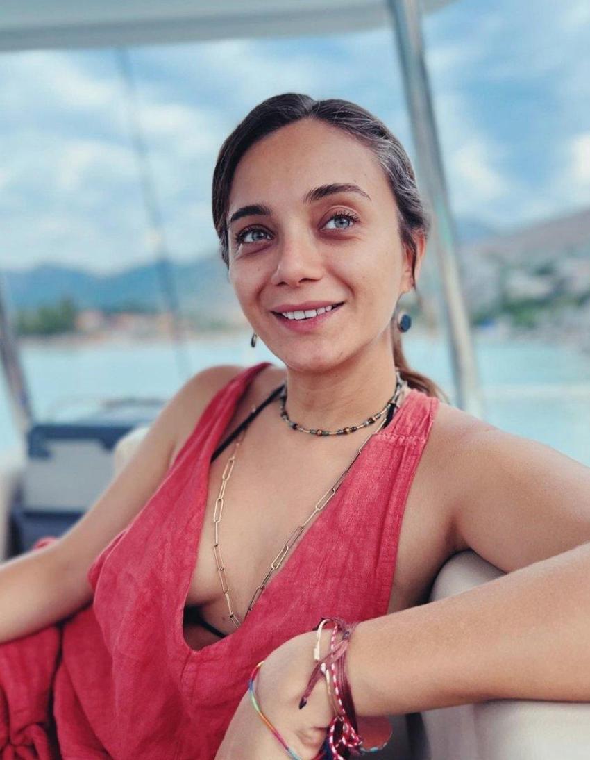 Damla Sönmez tatilin tadını çıkartıyor! Plajda bol bol kitap okudu