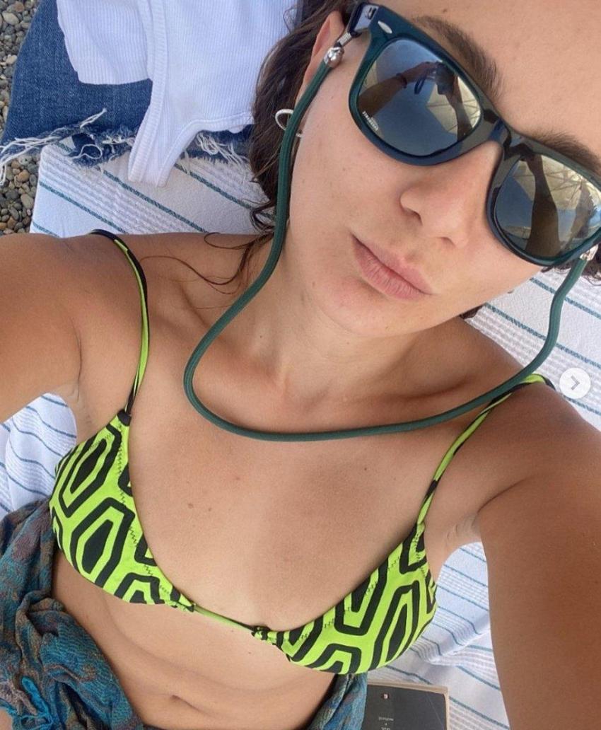 Damla Sönmez tatilin tadını çıkartıyor! Plajda bol bol kitap okudu