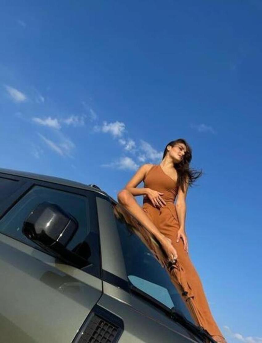 Hande Erçel minili pozlarını paylaştı! Eniştesi Caner Yıldırım'dan yorum gecikmedi