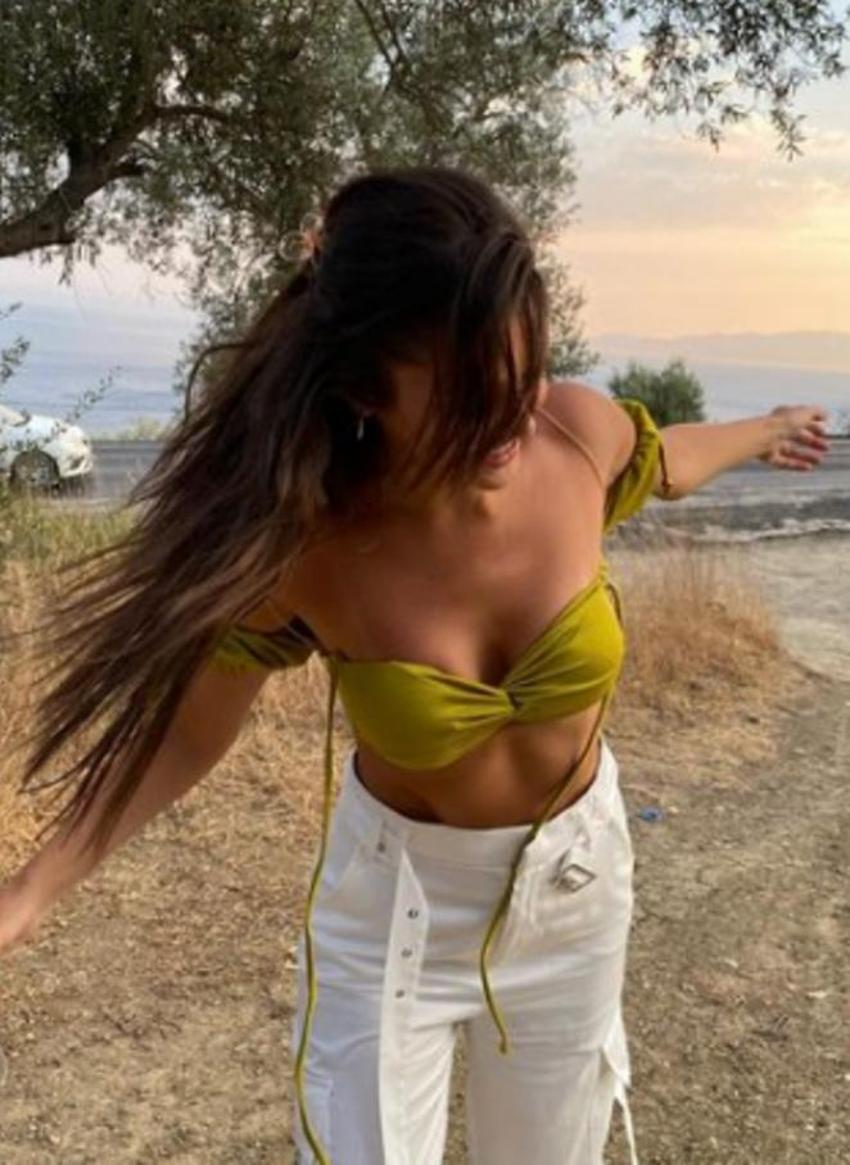 Hande Erçel minili pozlarını paylaştı! Eniştesi Caner Yıldırım'dan yorum gecikmedi