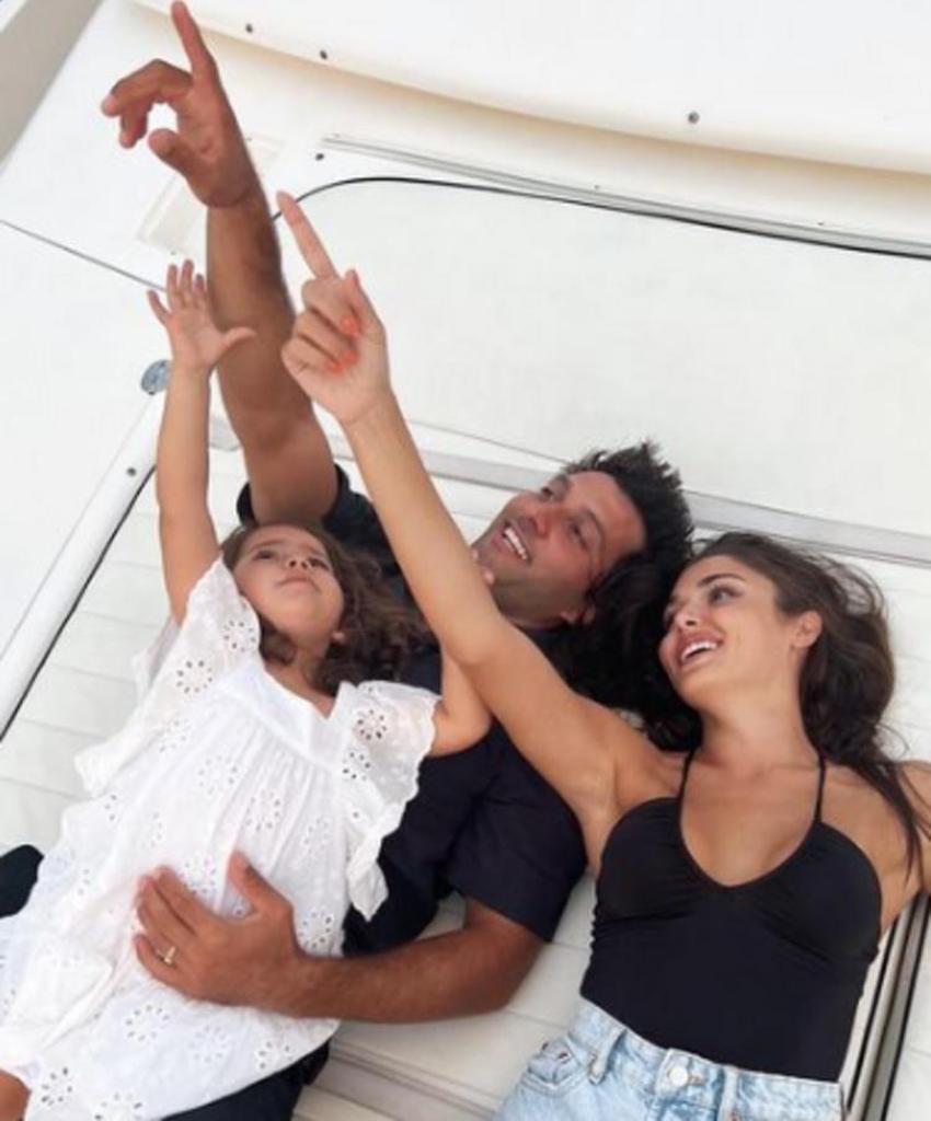 Hande Erçel minili pozlarını paylaştı! Eniştesi Caner Yıldırım'dan yorum gecikmedi