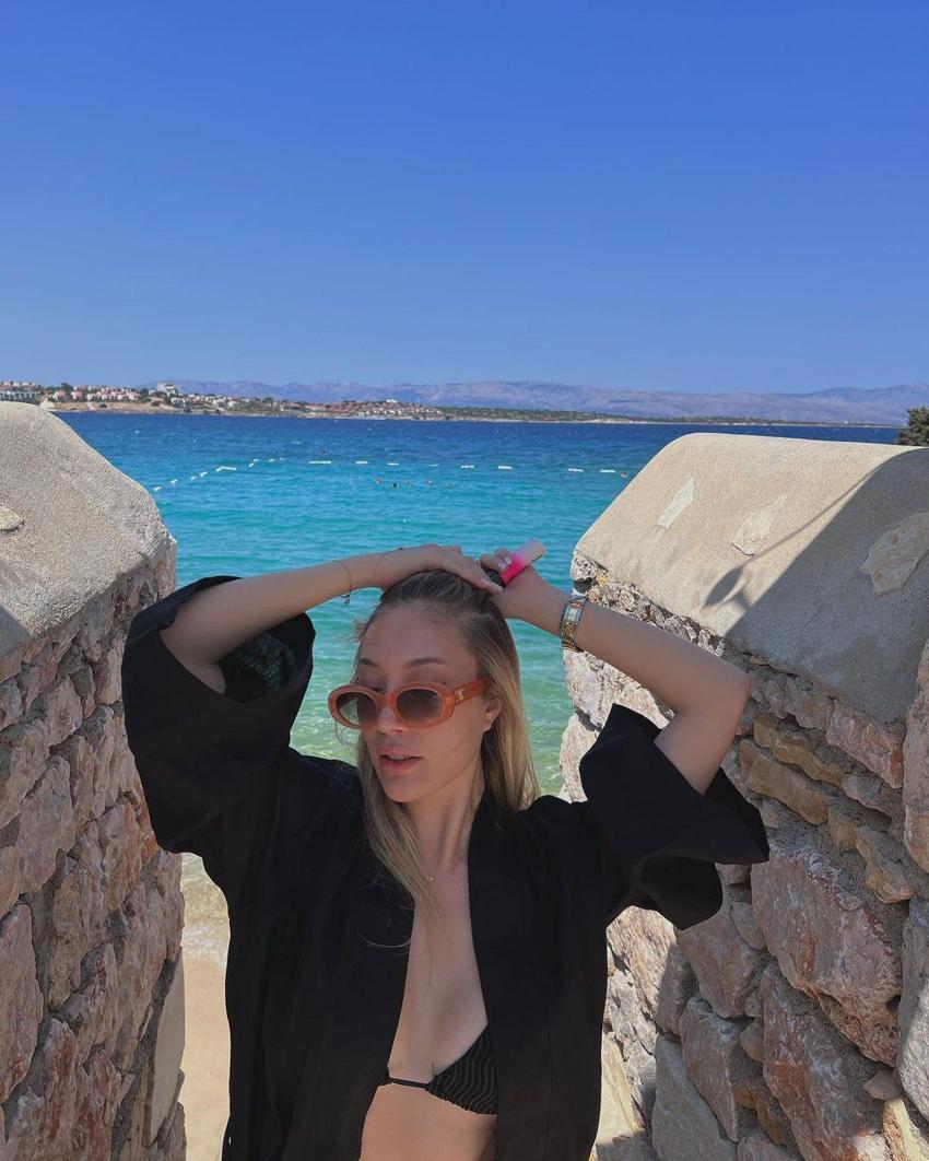Yasmin Erbil "Geri döndüm" notuyla bikinili pozlarını paylaştı!