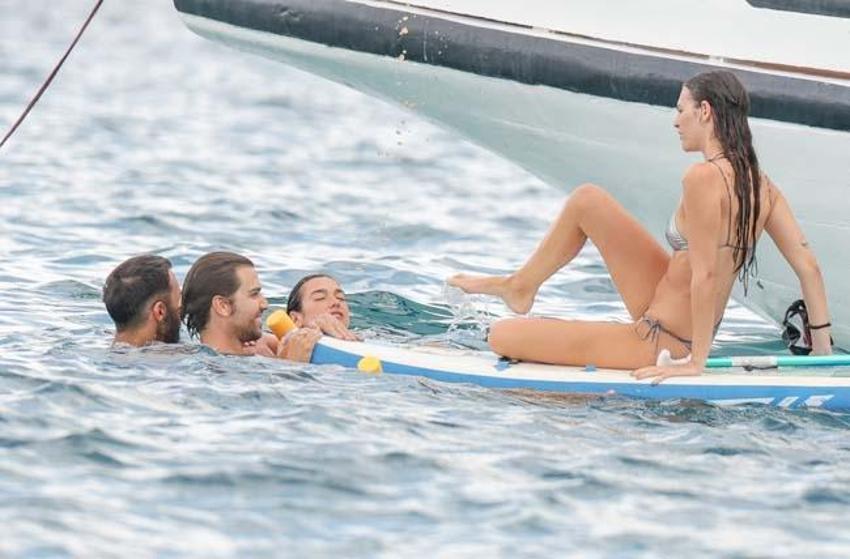 Dua Lipa arkadaşlarıyla tatile çıktı! Eğlenceli anları objektife yansıdı