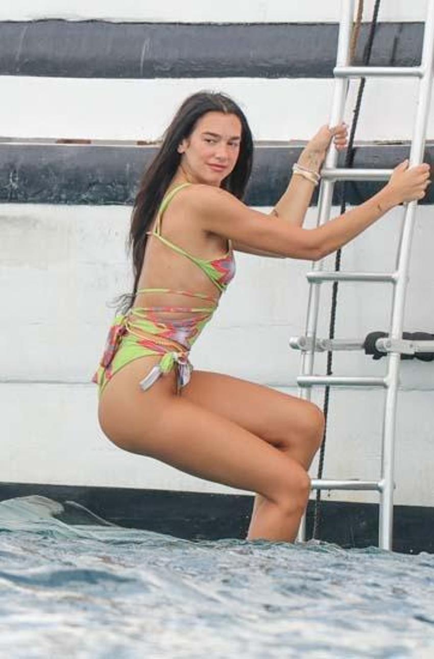 Dua Lipa arkadaşlarıyla tatile çıktı! Eğlenceli anları objektife yansıdı