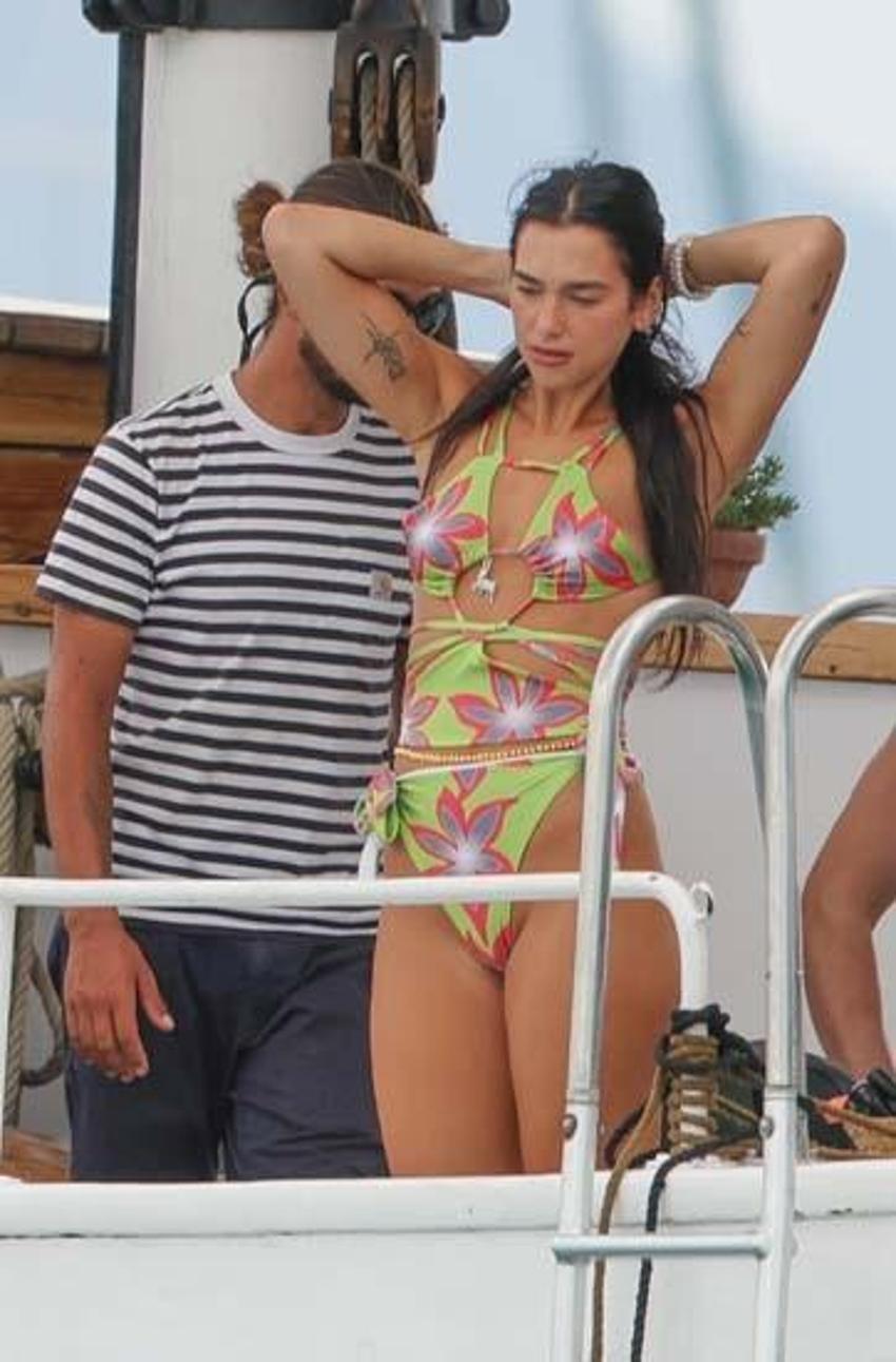 Dua Lipa arkadaşlarıyla tatile çıktı! Eğlenceli anları objektife yansıdı