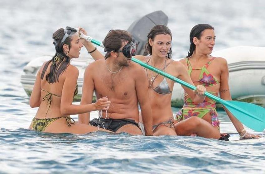 Dua Lipa arkadaşlarıyla tatile çıktı! Eğlenceli anları objektife yansıdı