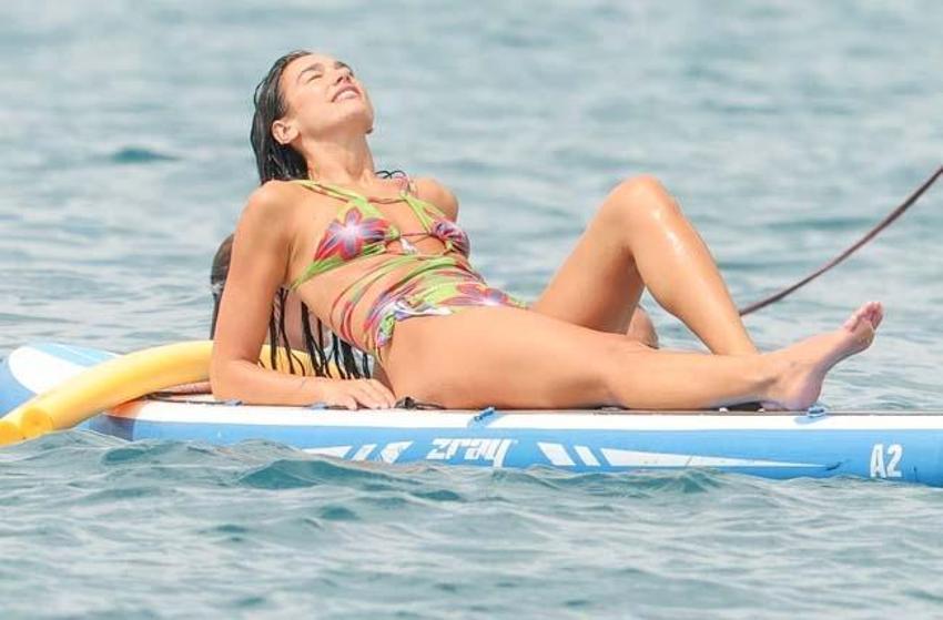 Dua Lipa arkadaşlarıyla tatile çıktı! Eğlenceli anları objektife yansıdı