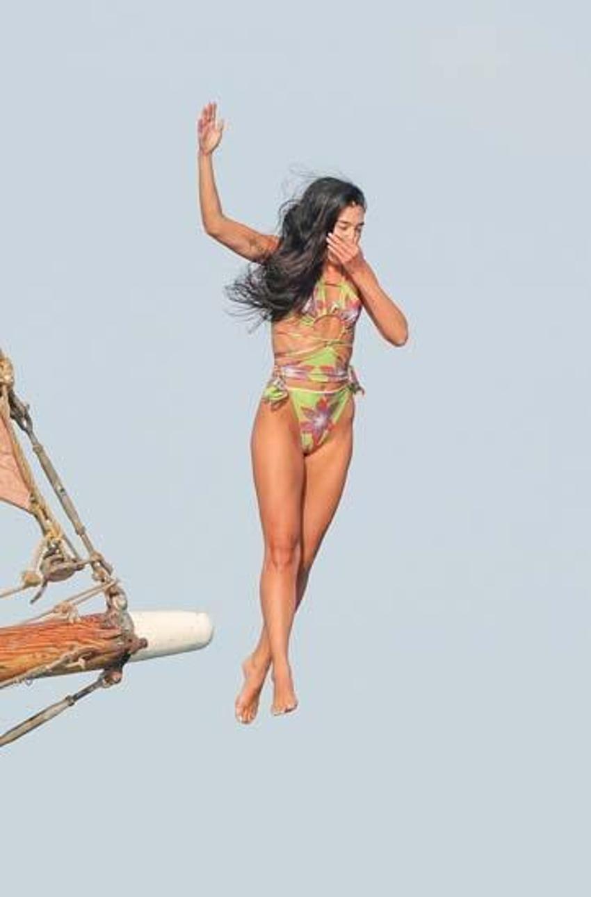 Dua Lipa arkadaşlarıyla tatile çıktı! Eğlenceli anları objektife yansıdı