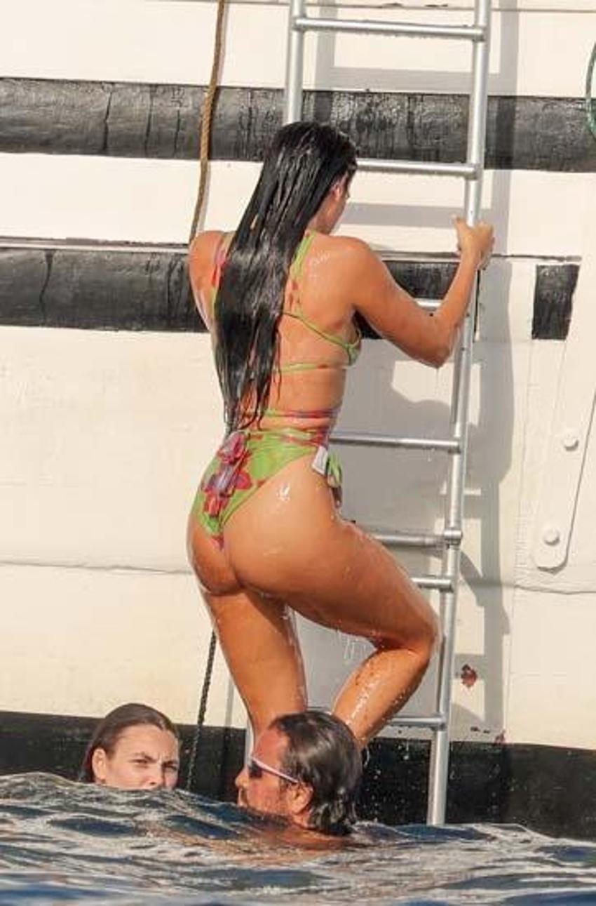 Dua Lipa arkadaşlarıyla tatile çıktı! Eğlenceli anları objektife yansıdı
