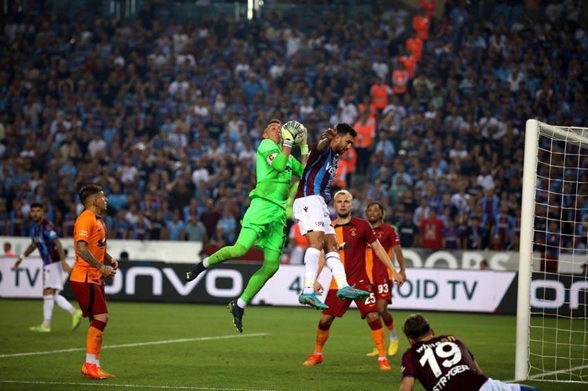 3 eski hakem de aynı kararı verdi! Seferovic'in vurduğu topta Larsen'in eline çarpan top...