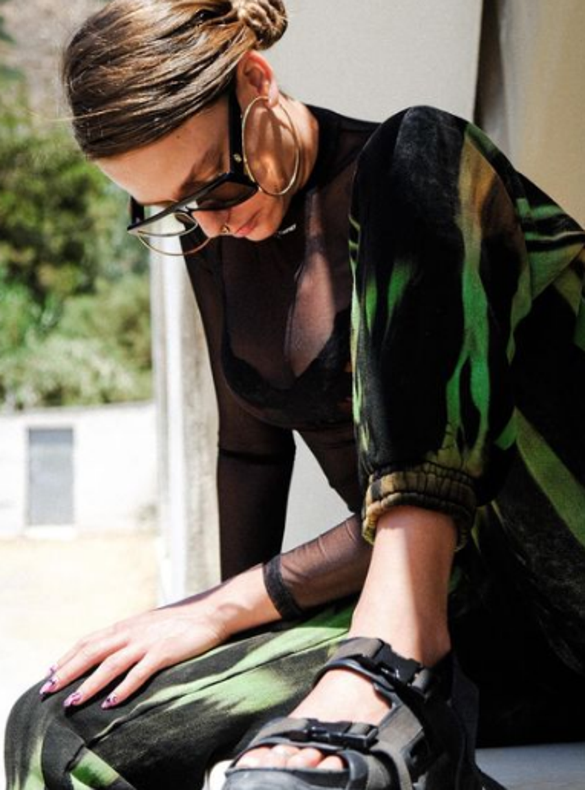 Serenay Sarıkaya ipli bikinisiyle sosyal medyada gündem oldu!