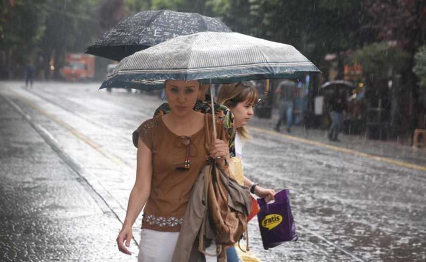 Sağanak, yoğun şimşek, dolu yağışı hepsi birden çok kuvvetli geliyor! Sıcaklıklar düşecek, Meteoroloji'den bu illere yeni uyarı...
