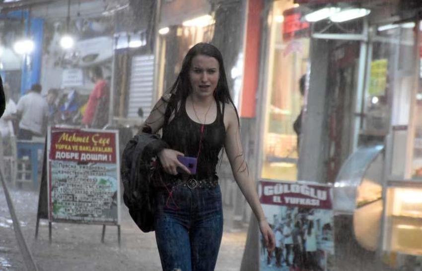 Sağanak, yoğun şimşek, dolu yağışı hepsi birden çok kuvvetli geliyor! Sıcaklıklar düşecek, Meteoroloji'den bu illere yeni uyarı...