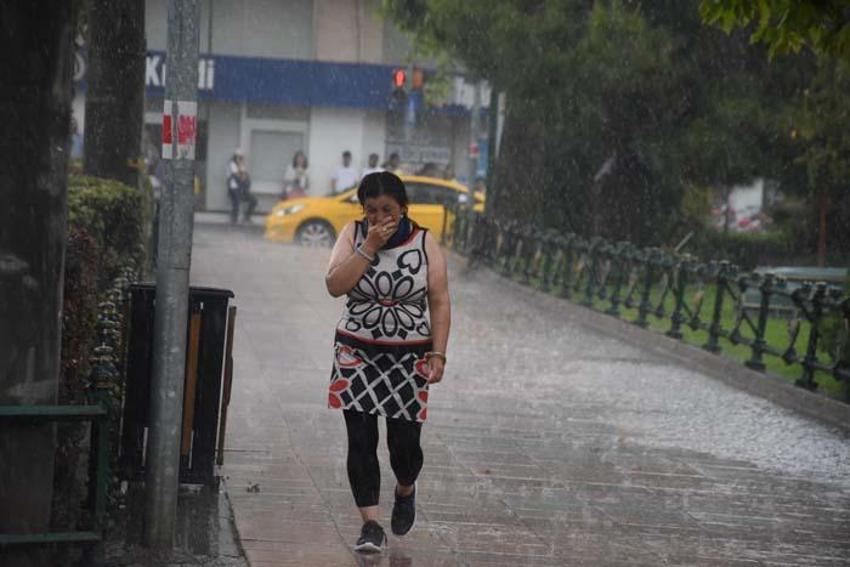 Sağanak, yoğun şimşek, dolu yağışı hepsi birden çok kuvvetli geliyor! Sıcaklıklar düşecek, Meteoroloji'den bu illere yeni uyarı...