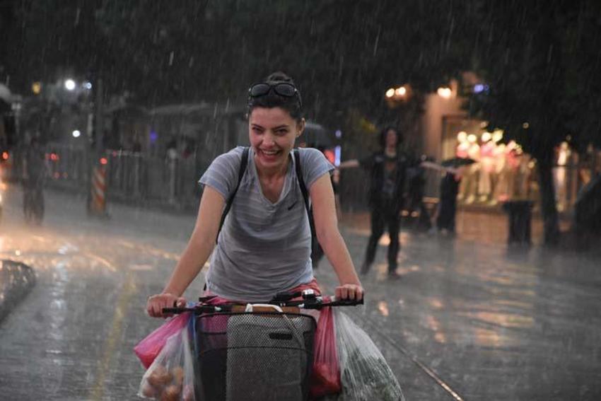 Sağanak, yoğun şimşek, dolu yağışı hepsi birden çok kuvvetli geliyor! Sıcaklıklar düşecek, Meteoroloji'den bu illere yeni uyarı...
