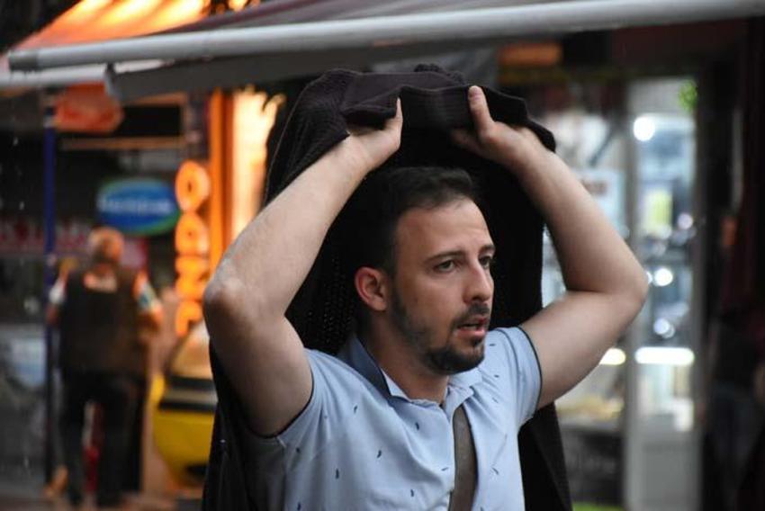 Sağanak, yoğun şimşek, dolu yağışı hepsi birden çok kuvvetli geliyor! Sıcaklıklar düşecek, Meteoroloji'den bu illere yeni uyarı...