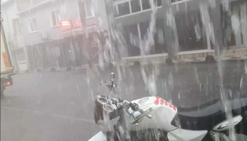 Dolu alarmı! Otoyolda trafik durma noktasına geldi, otogara yıldırım düştü... Haberler peş peşe geliyor