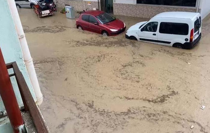 Dolu alarmı! Otoyolda trafik durma noktasına geldi, otogara yıldırım düştü... Haberler peş peşe geliyor
