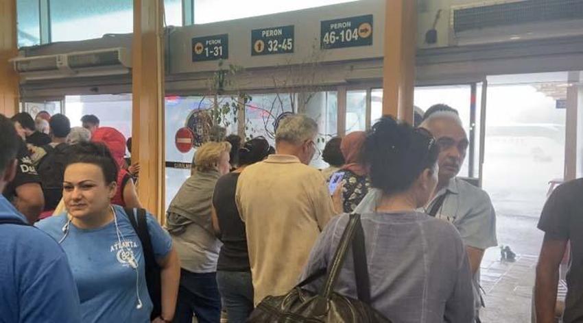 Dolu alarmı! Otoyolda trafik durma noktasına geldi, otogara yıldırım düştü... Haberler peş peşe geliyor