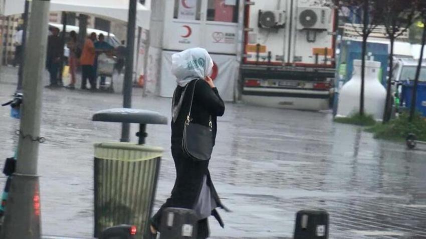 Dolu alarmı! Otoyolda trafik durma noktasına geldi, otogara yıldırım düştü... Haberler peş peşe geliyor