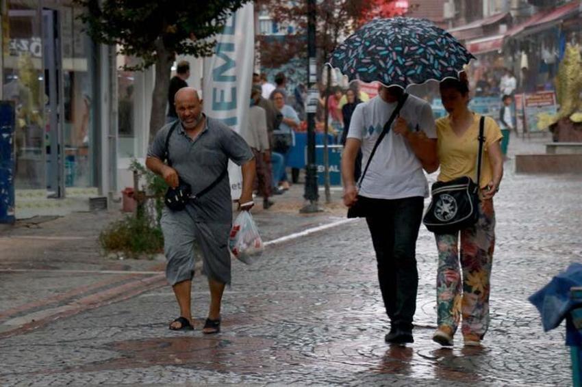 Dolu alarmı! Otoyolda trafik durma noktasına geldi, otogara yıldırım düştü... Haberler peş peşe geliyor