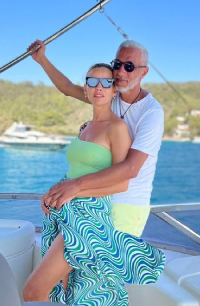 Esra Erol'dan romantik paylaşım! 'Bana öyle bakma'