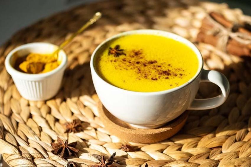 Hafızayı güçlendiriyor, ruh haline iyi geliyor! Altın sütün faydaları saymakla bitmiyor
