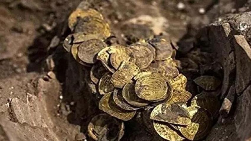 Altın sikkeler topraktan fışkırdı! Kazdıkça küp küp altın çıktı: Bin 200'den fazla sikke...