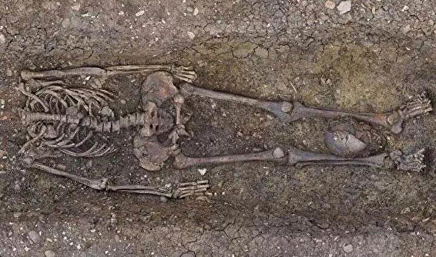 Altın sikkeler topraktan fışkırdı! Kazdıkça küp küp altın çıktı: Bin 200'den fazla sikke...