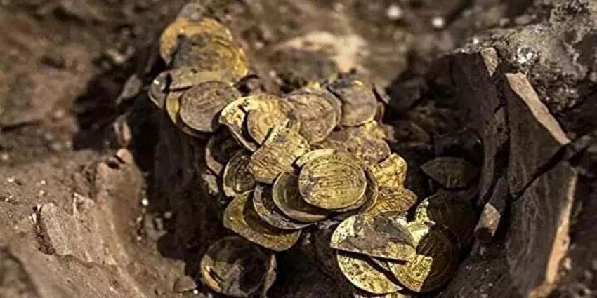 Altın sikkeler topraktan fışkırdı! Kazdıkça küp küp altın çıktı: Bin 200'den fazla sikke...