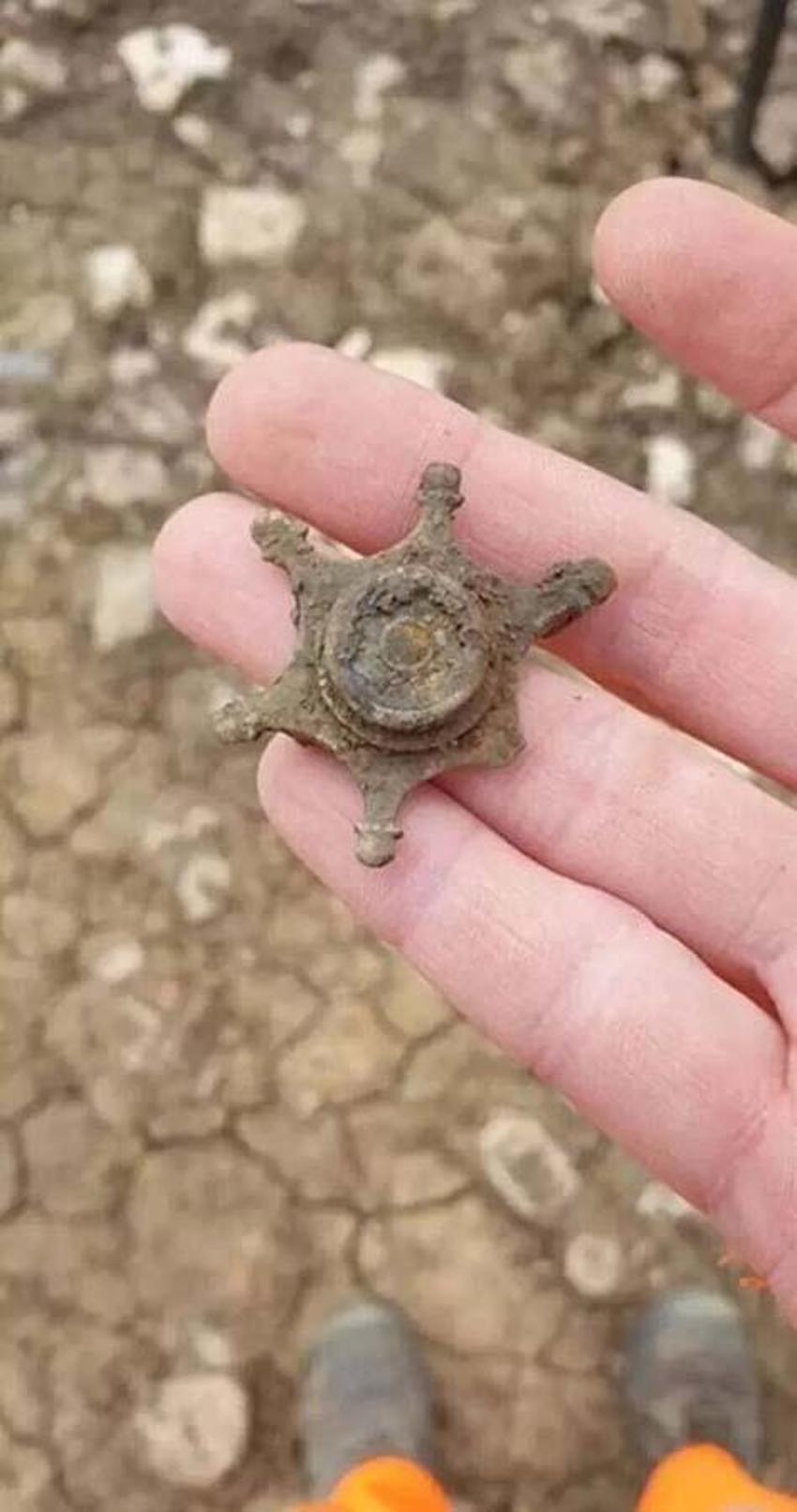 Altın sikkeler topraktan fışkırdı! Kazdıkça küp küp altın çıktı: Bin 200'den fazla sikke...
