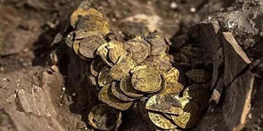 Altın sikkeler topraktan fışkırdı! Kazdıkça küp küp altın çıktı: Bin 200'den fazla sikke...