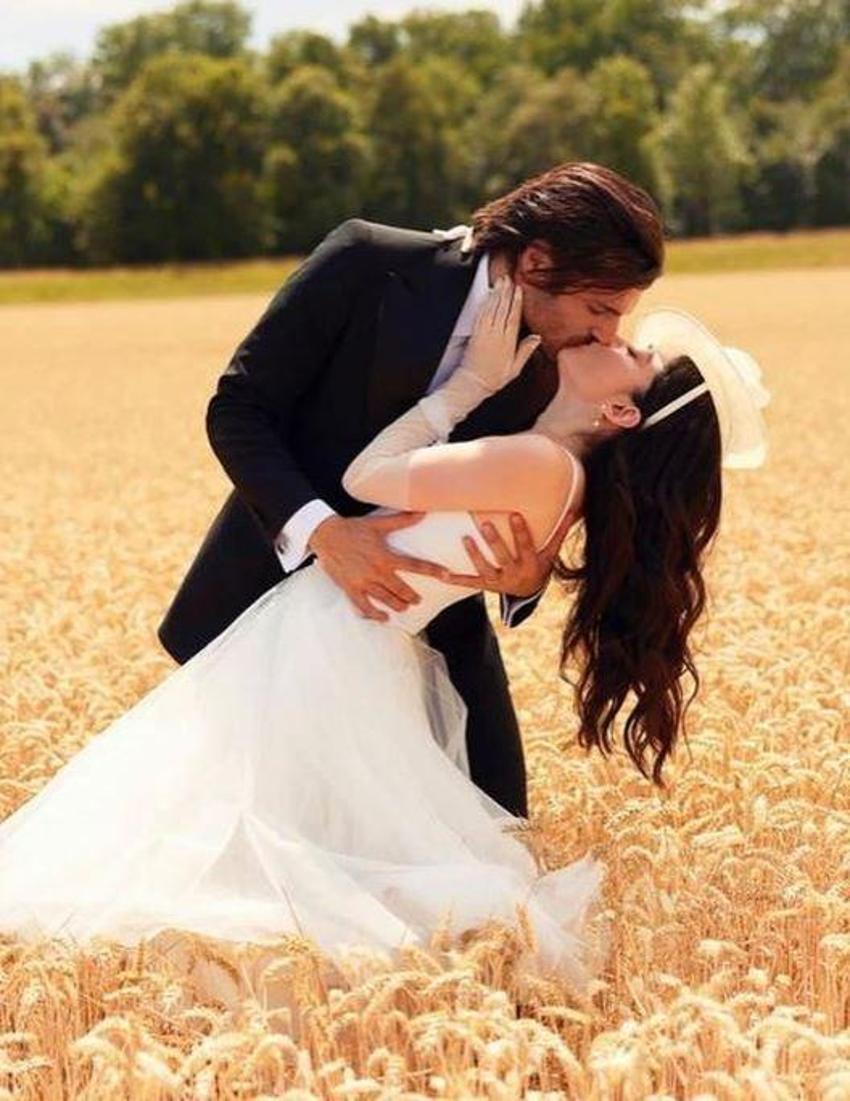 Serkan Çayoğlu ile Özge Gürel'in karakterleri çok zıtmış! Bu sözlerle anlattı: 'Çocuk gibi mutsuz uyanıyor'