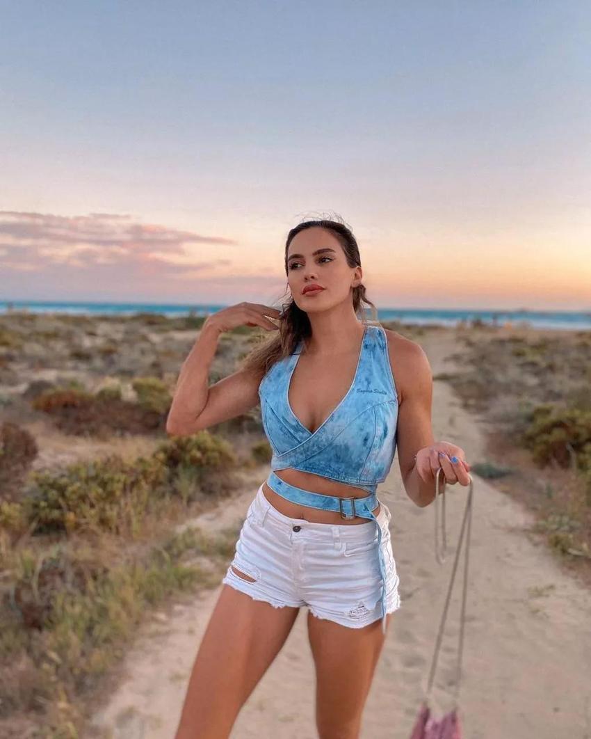 Survivor Birsen Bekgöz pozlarıyla dikkat çekti! 'Mankenlere taş çıkarır'