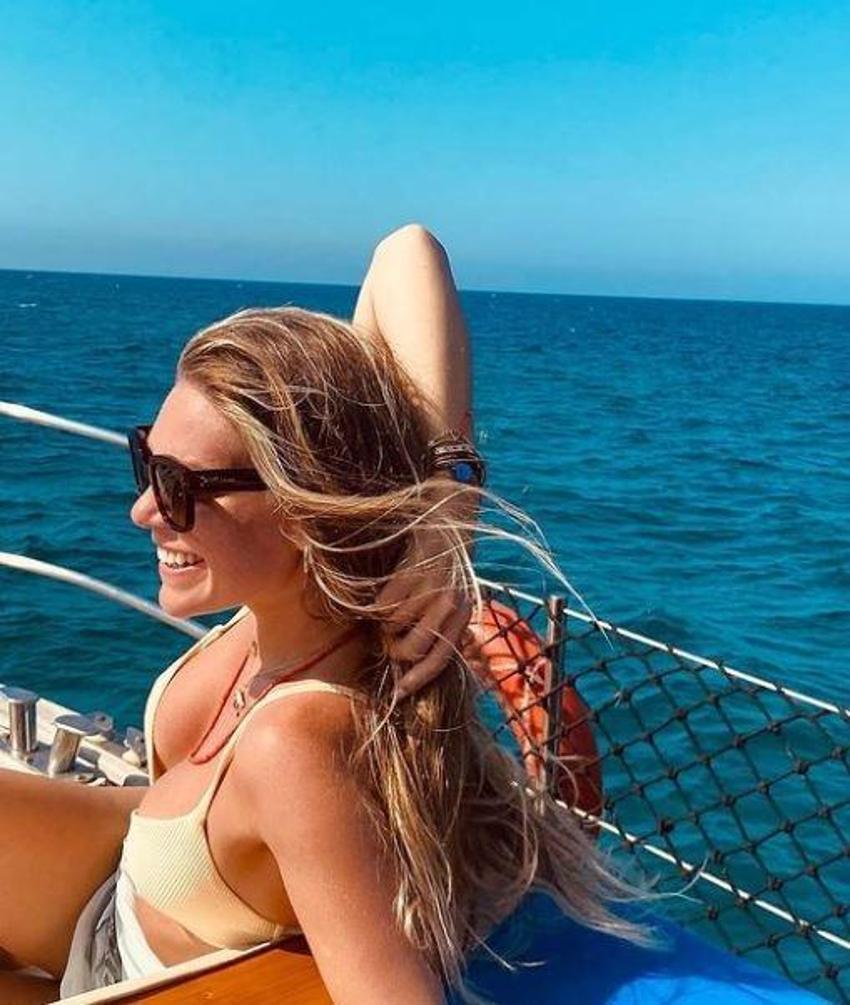 Aslı Enver bikinili tekne pozları ile beğeni topladı!