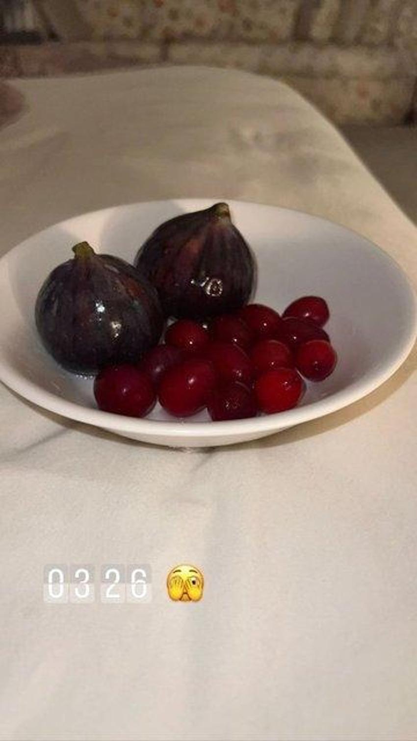 Sabaha karşı şaşkın yüz emojili paylaşım! Fahriye Evcen meyve aşerdi