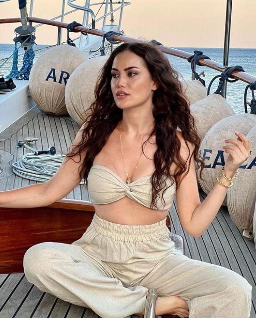 Sabaha karşı şaşkın yüz emojili paylaşım! Fahriye Evcen meyve aşerdi