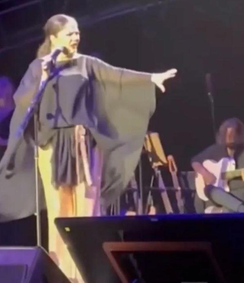 İzel konserde bir anda yere yığıldı! Baygınlık sebebi belli oldu