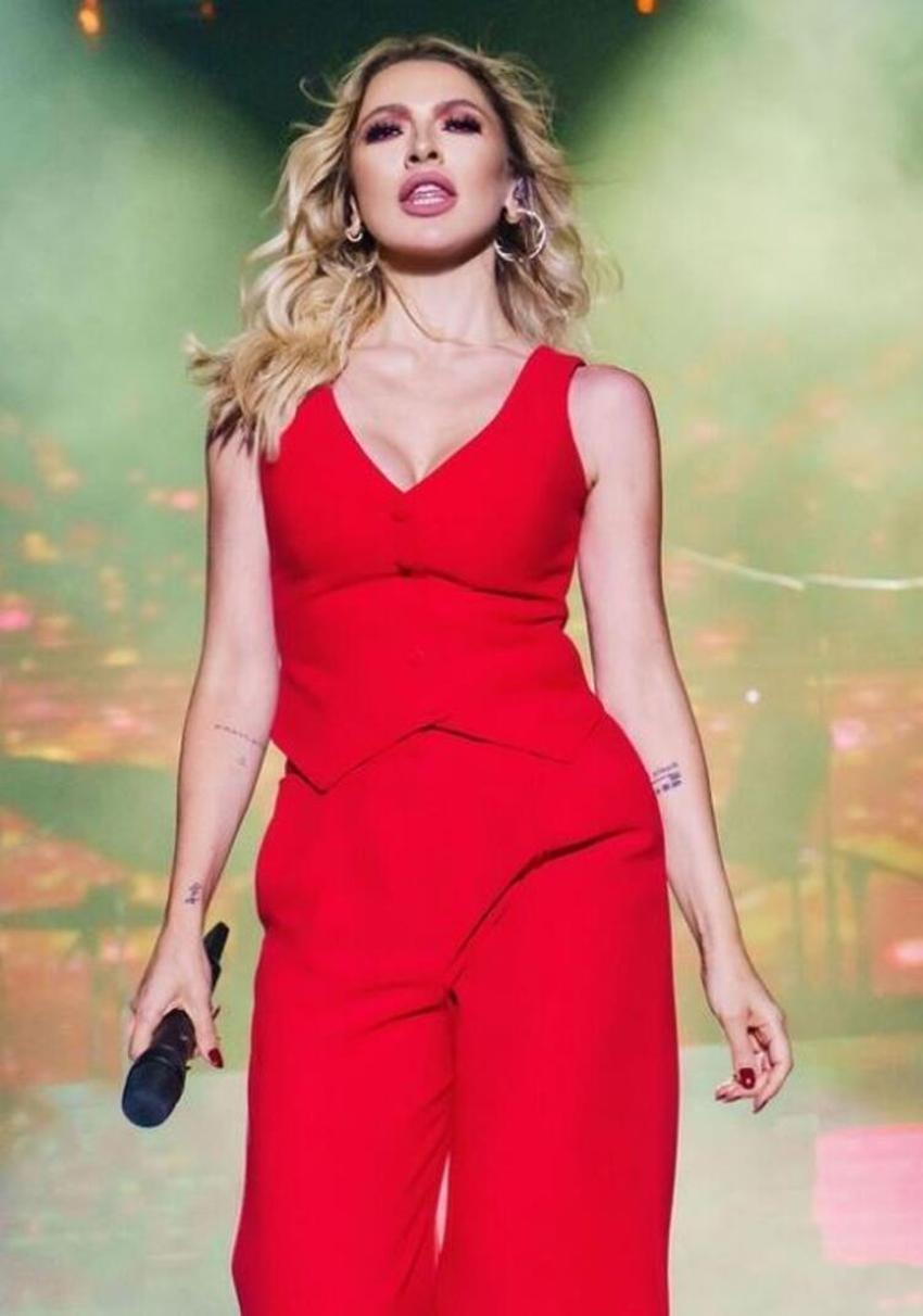 Hadise sahnede gözyaşlarına boğuldu!