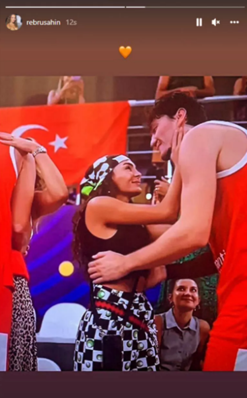 Ebru Şahin'den eşi Cedi Osman'a tebrik!