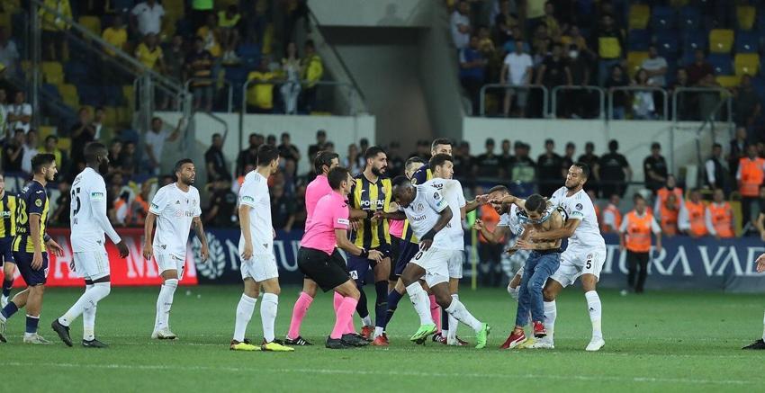 Beşiktaş, Ankaragücü maçı sonrası ortalık karıştı! Cenk Tosun ve Salih Uçan'a tekme!