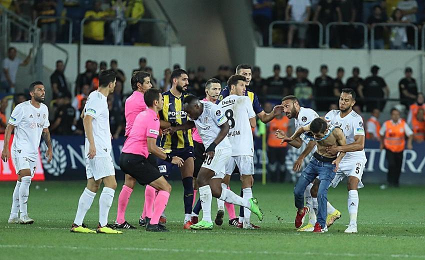 Beşiktaş, Ankaragücü maçı sonrası ortalık karıştı! Cenk Tosun ve Salih Uçan'a tekme!