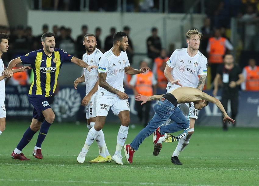 Beşiktaş, Ankaragücü maçı sonrası ortalık karıştı! Cenk Tosun ve Salih Uçan'a tekme!