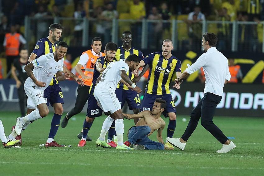 Beşiktaş, Ankaragücü maçı sonrası ortalık karıştı! Cenk Tosun ve Salih Uçan'a tekme!