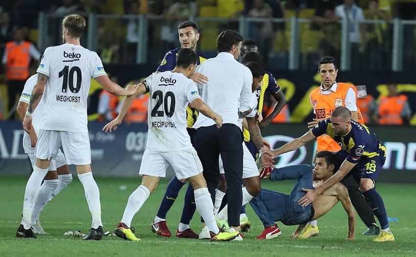 Beşiktaş, Ankaragücü maçı sonrası ortalık karıştı! Cenk Tosun ve Salih Uçan'a tekme!